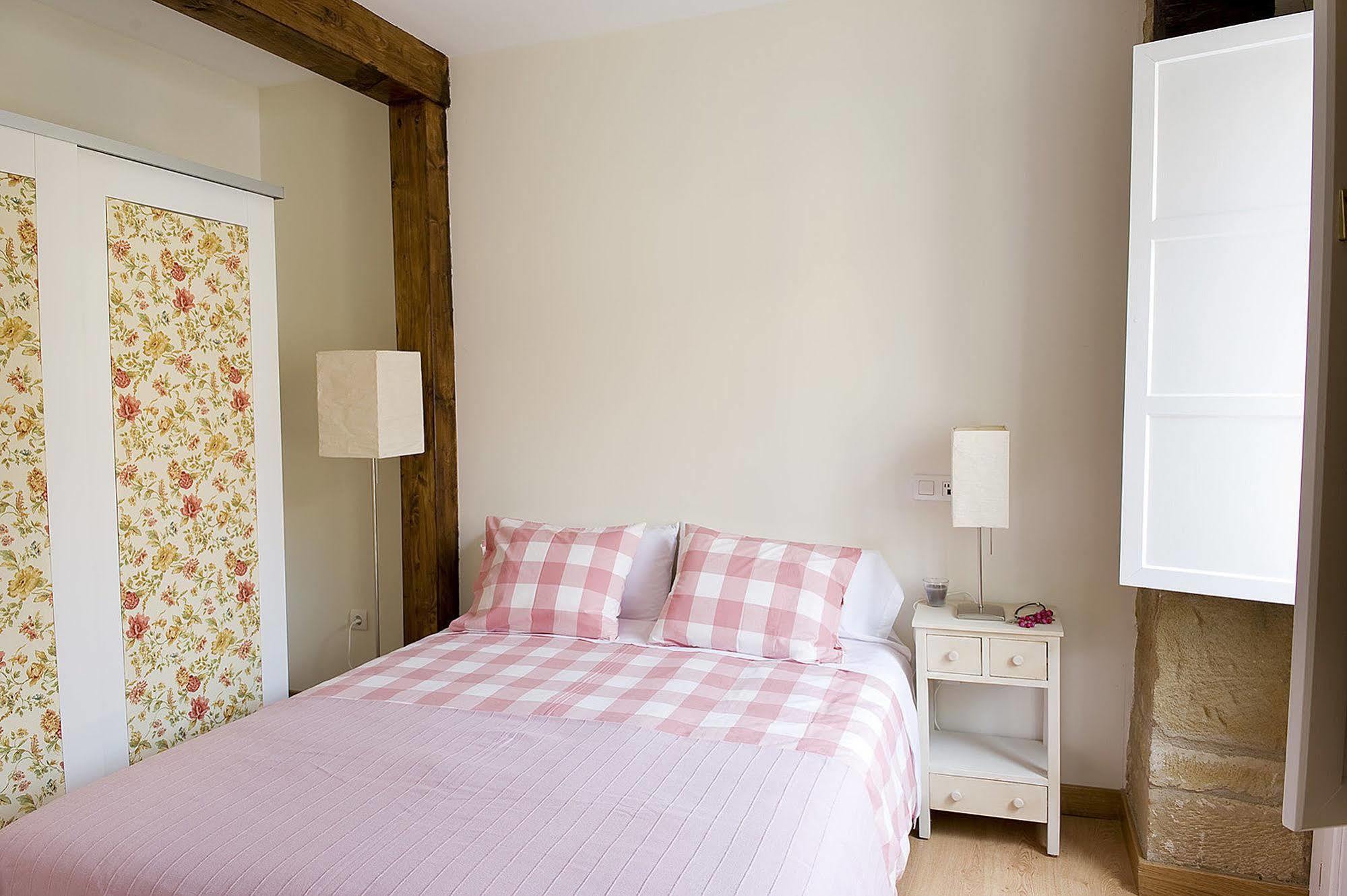 Apartamentos Turisticos Los Zapatos Morados Haro Bagian luar foto