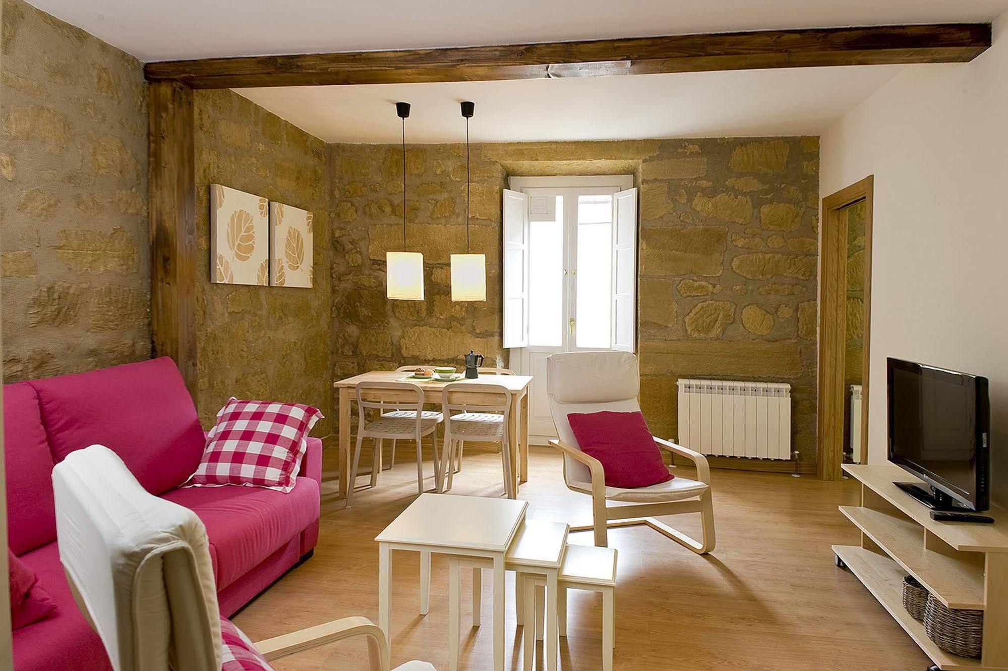 Apartamentos Turisticos Los Zapatos Morados Haro Bagian luar foto